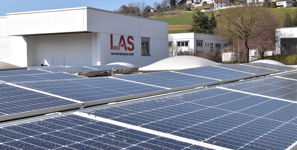 Panneaux photovoltaïques sur le toit du bâtiment de l'entreprise LAS