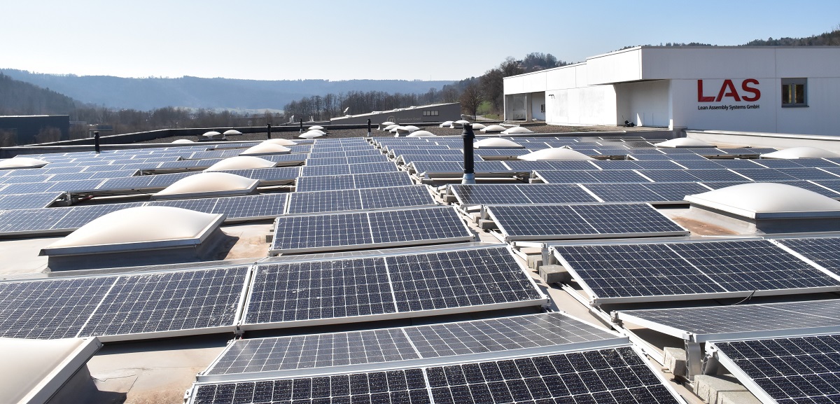 De nombreux panneaux photovoltaïques sur le toit du bâtiment de l'entreprise LAS