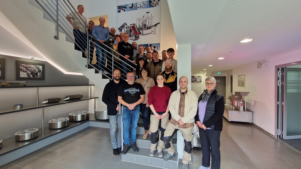 Gruppenbild mit Mitgliedern des Gewerbe- und Handelsvereins Lorch im Treppenhaus von LAS