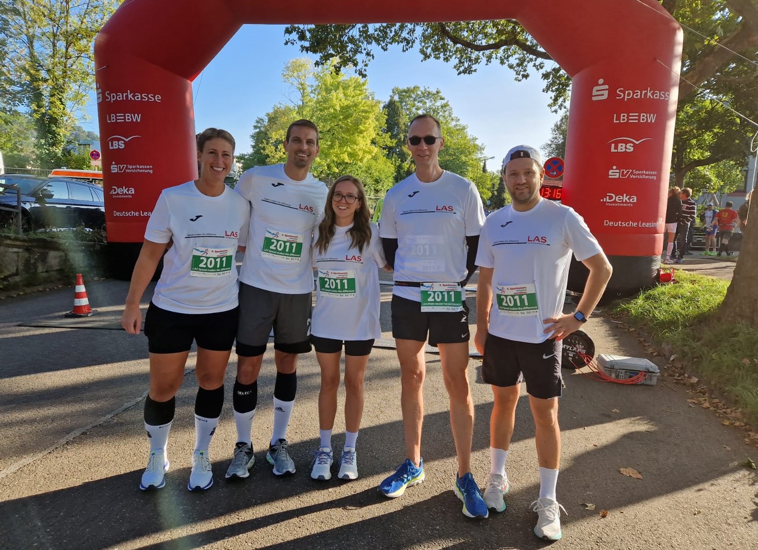 Five employees in LAS shirts at the finish line of the Remstal Marathon 2023
