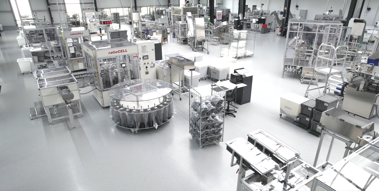 Hall de production chez Sensoplast avec plusieurs machines d'assemblage LAS