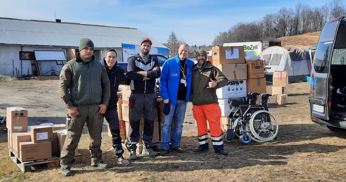LAS-Mitarbeiter mit Mitarbeitern von Hilfsorganisationen an der polnisch-ukrainischen Grenze