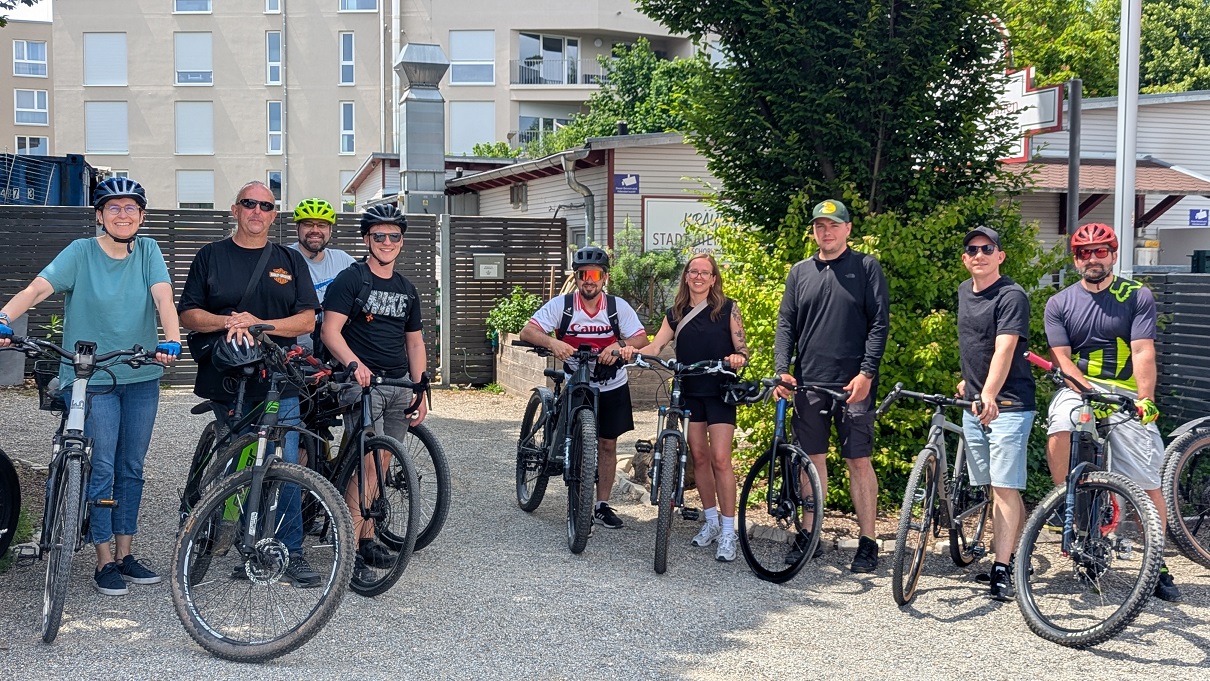 LAS-Stadtradelteam-2025 9 Mitarbeiterinnen und Mitarbeiter von LAS stehen mit ihren Fahrrädern vor dem Eingang des Stadtbiergartens in Schorndorf
