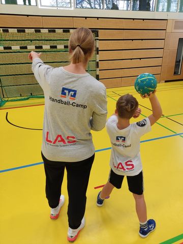 Teilnehmendes Kind und Trainerin eines Handballcamps für Kinder mit T-Shirt mit LAS-Aufdruck