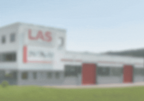 Image animée du cube LAS-dKip devant une image floue du bâtiment de l'entreprise